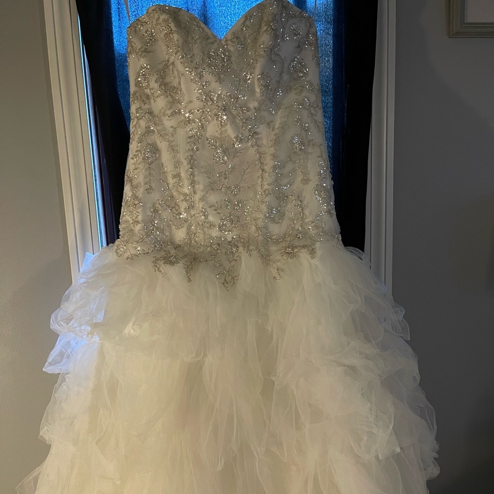Never worn, never altered beautiful wedding dress